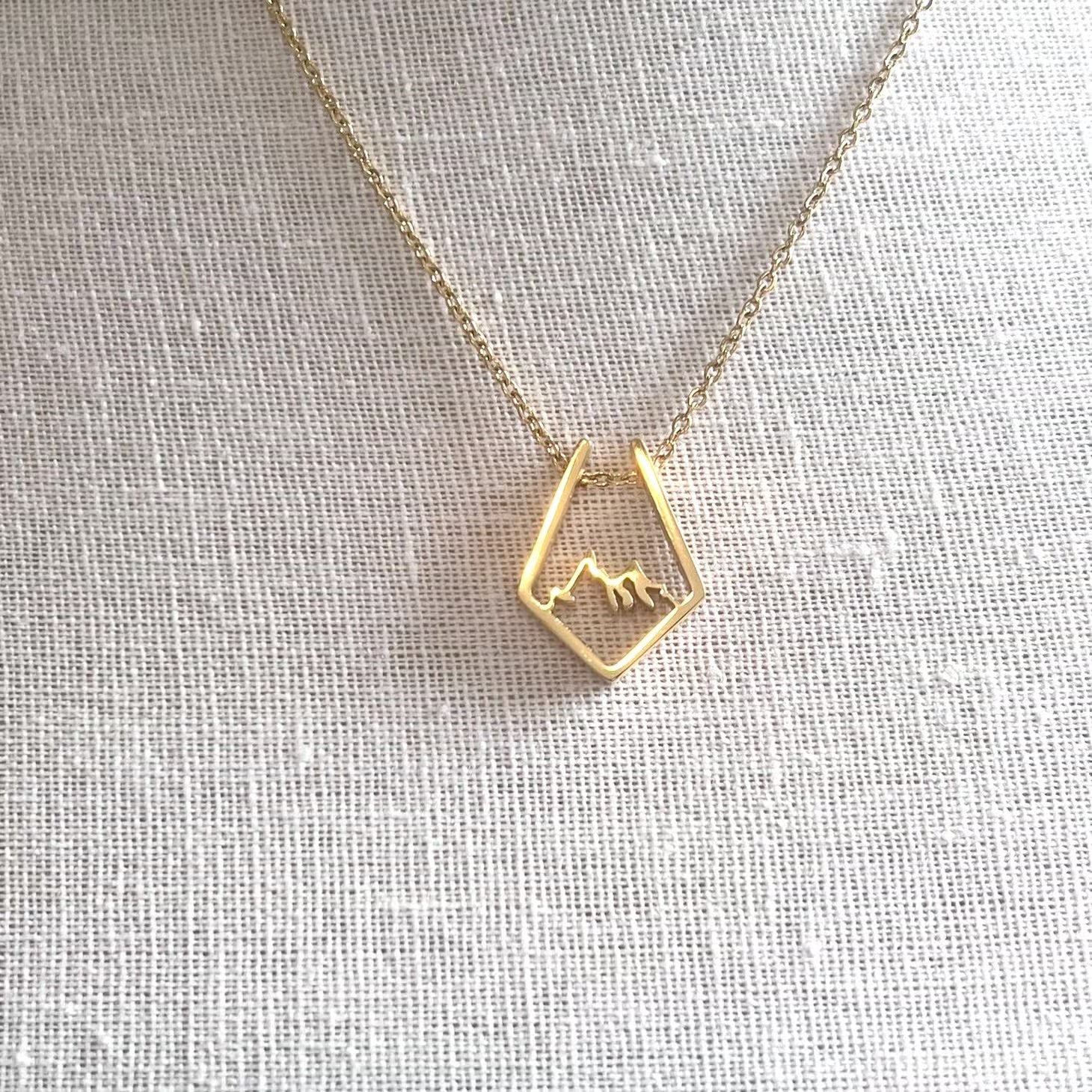 Rhombus mountain necklace