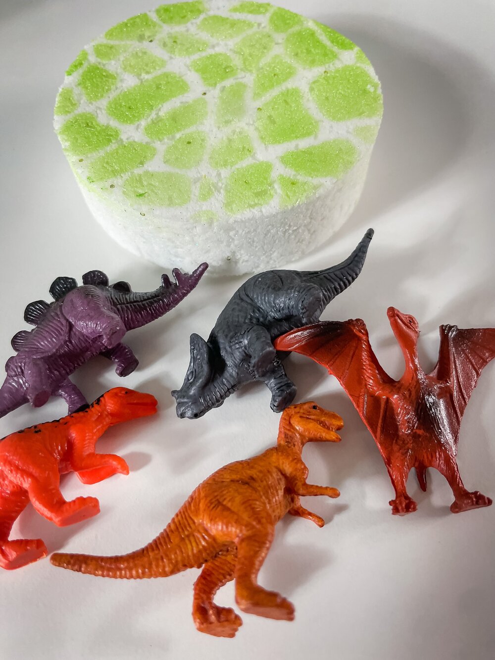 dino-surprise-bath-bomb