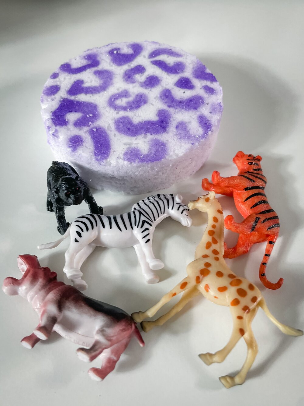 zoo-animal-toy-surprise-bath-bomb